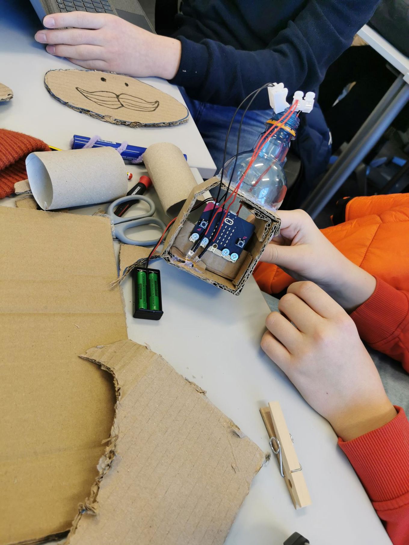 Elevene lager roboter