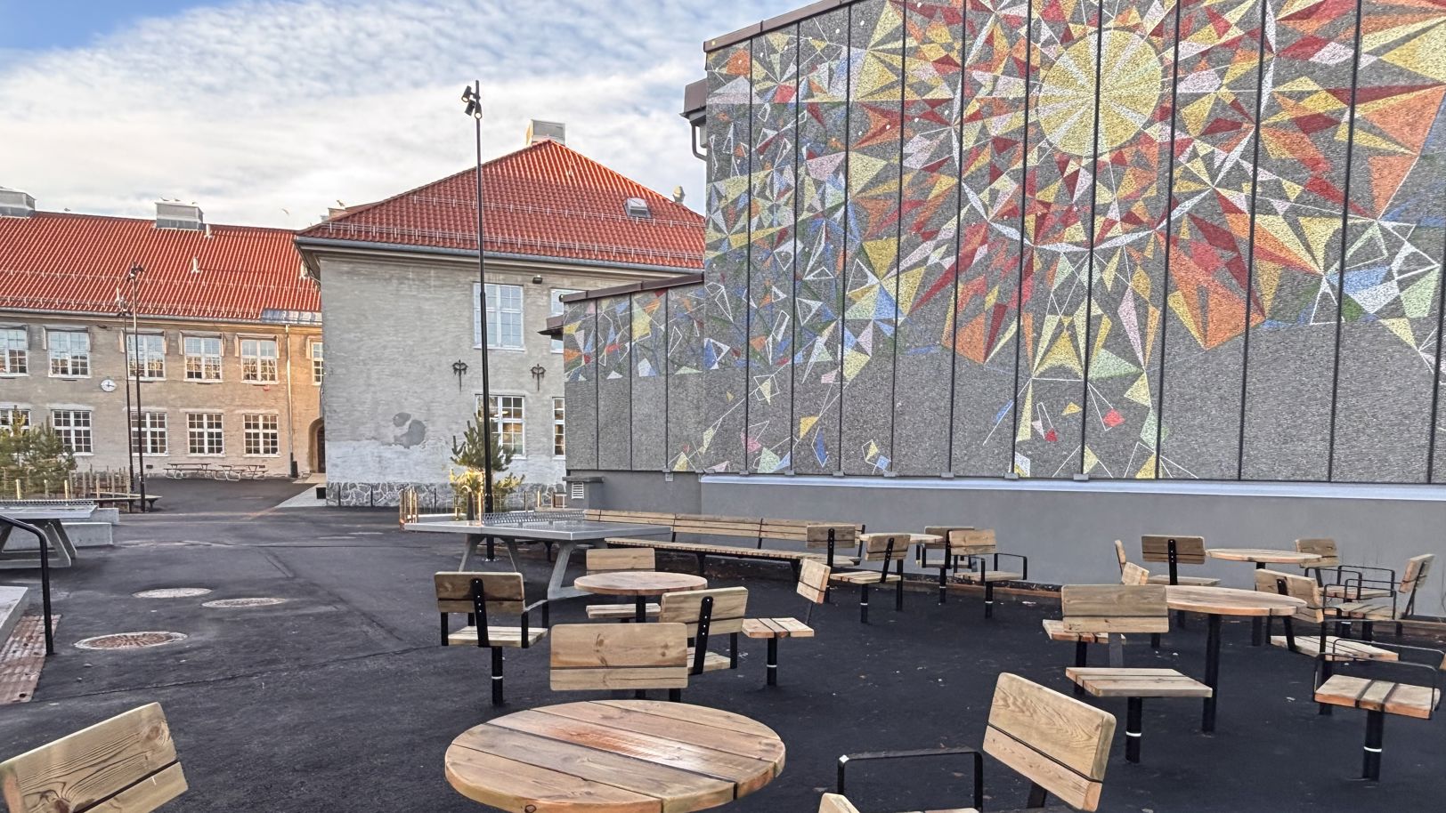 en gruppe bord og stoler utenfor