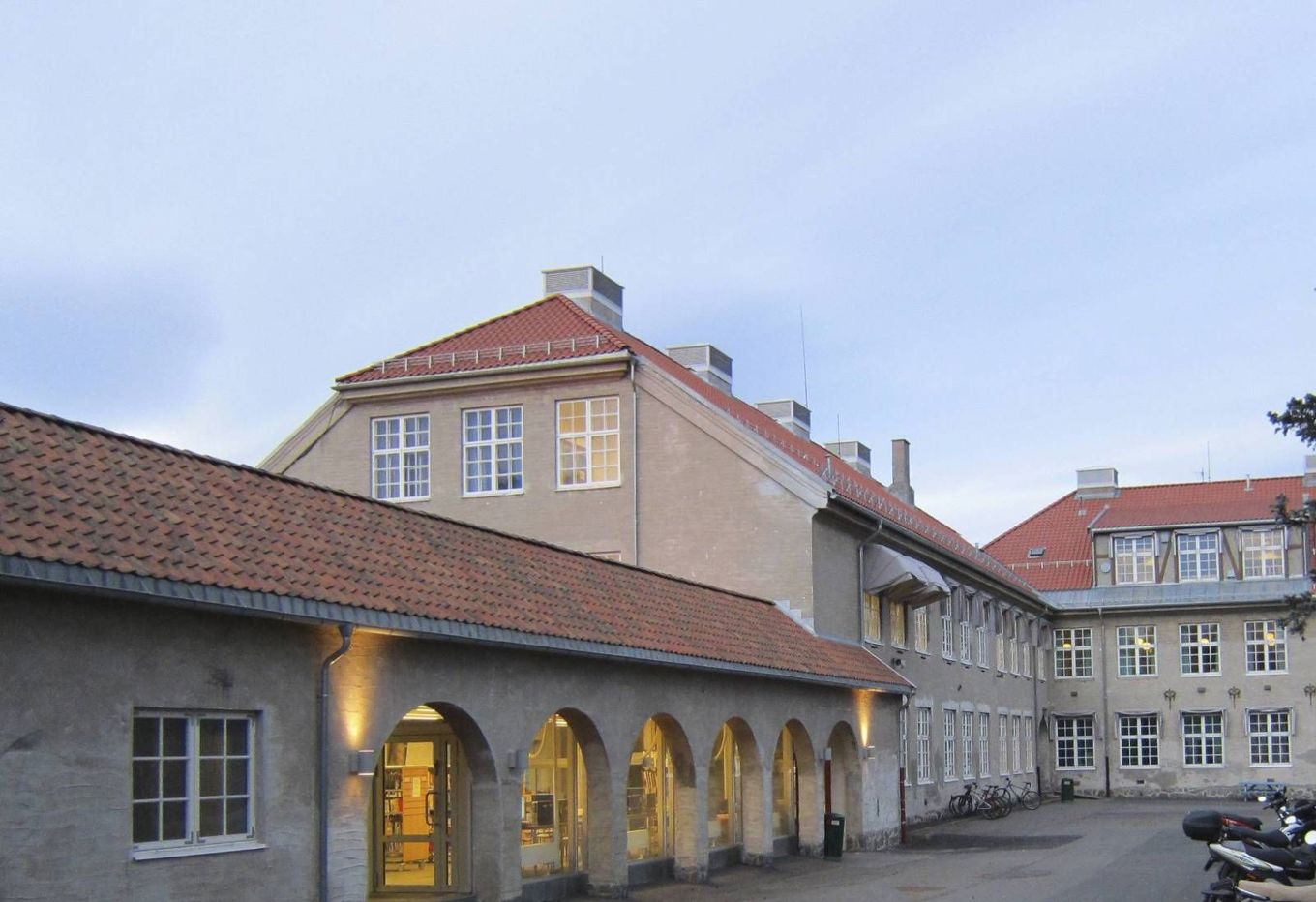 Nordstrand ungdomsskole og skolegård, kveldstid